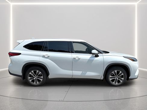 Used 2022 Toyota Highlander XLE AWD/4WD image 6