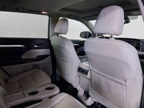 Used 2019 Toyota Highlander XLE image 9