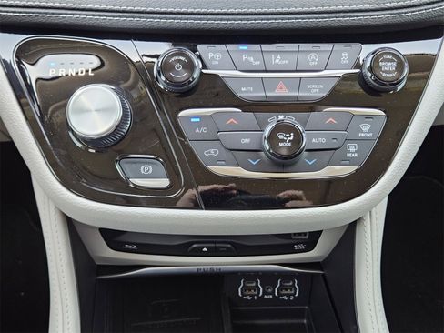 New 2024 Chrysler Pacifica Limited w/ Uconnect Theater Family Group image 19