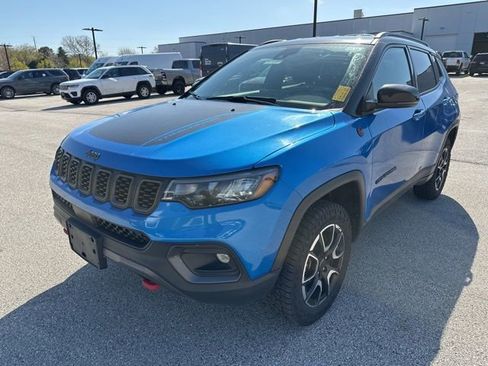 Used 2025 Jeep Compass Trailhawk AWD/4WD image 2
