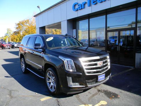 Used 2017 Cadillac Escalade Luxury image 2