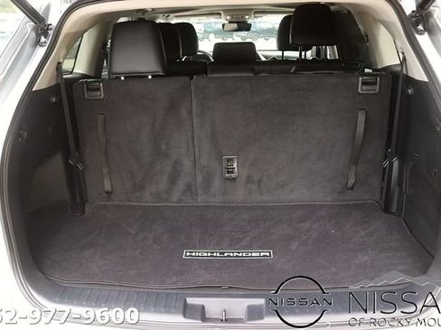 Used 2023 Toyota Highlander XLE FWD image 17