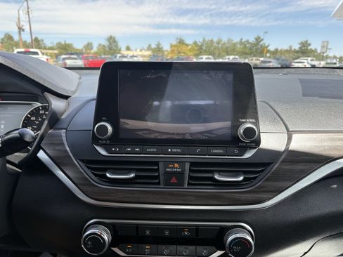 Used 2025 Nissan Altima 2.5 SV FWD image 21