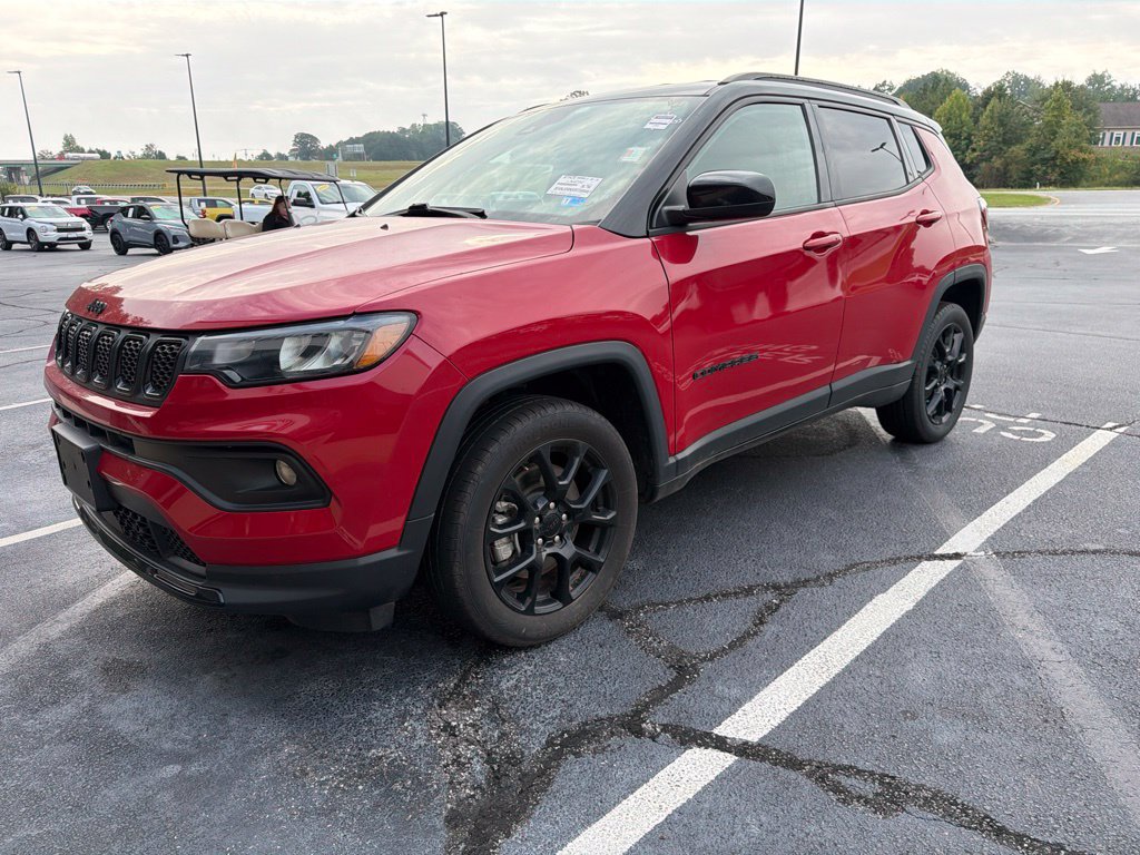 Used 2024 Jeep Compass Latitude w/ Convenience Group AWD/4WD image 2