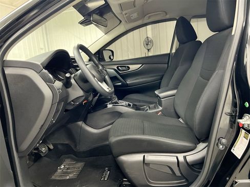 Used 2020 Nissan Rogue Sport S image 18