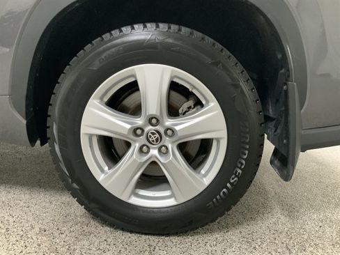 Used 2023 Toyota Highlander LE AWD/4WD image 11