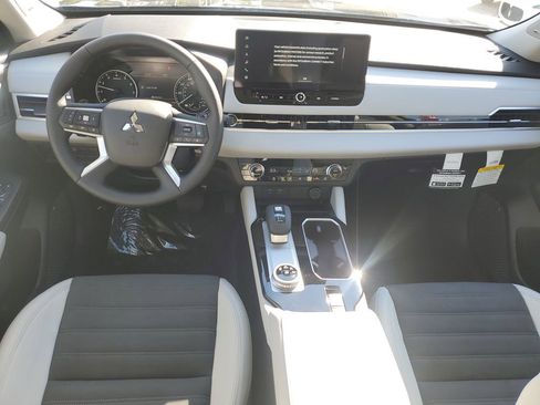 New 2026 Mitsubishi Outlander SE FWD image 13
