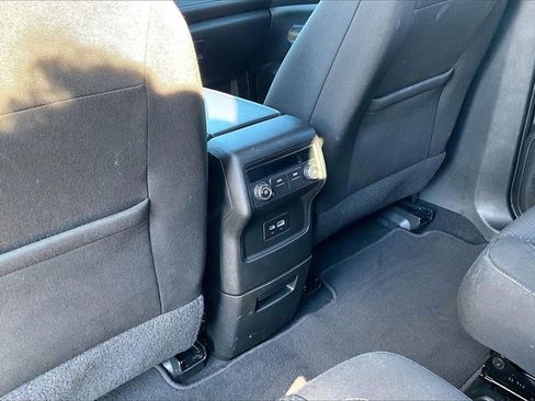 Used 2023 GMC Acadia SLE image 25