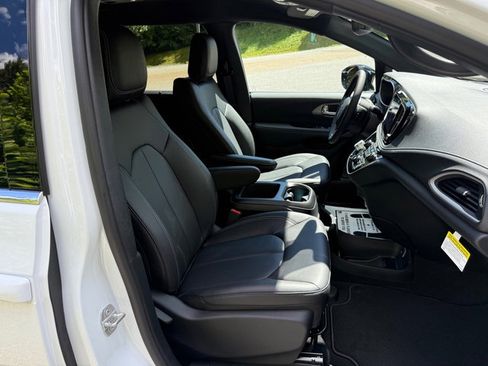 New 2026 Chrysler Pacifica Select image 25
