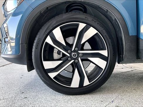 Used 2024 Volvo XC40 B5 Plus w/ Protection Package Premier AWD/4WD image 10