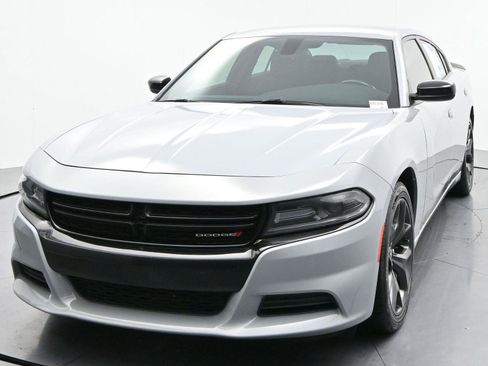 Used 2020 Dodge Charger SXT w/ Blacktop Package RWD image 3
