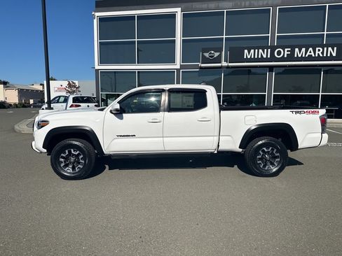 Used 2020 Toyota Tacoma TRD Off-Road w/ TRD Premium Off Road Package AWD/4WD image 2