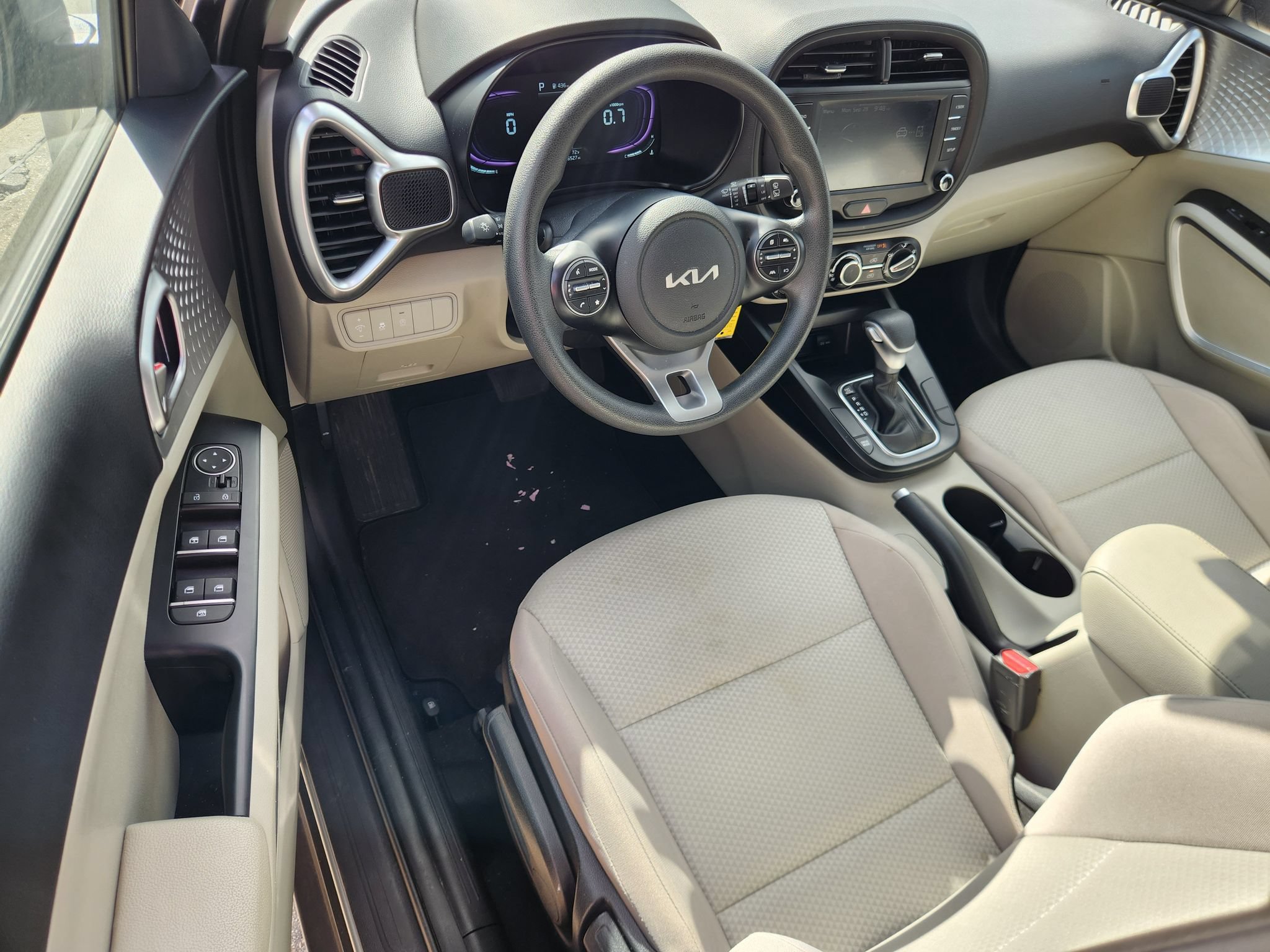Used 2025 Kia Soul LX w/ LX Technology Package FWD image 12
