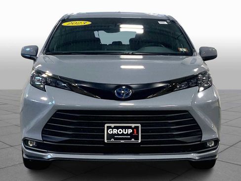 Used 2023 Toyota Sienna XLE Woodland Edition image 3