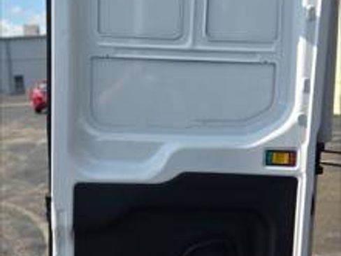 Used 2022 Ford E-Transit Medium Roof image 11