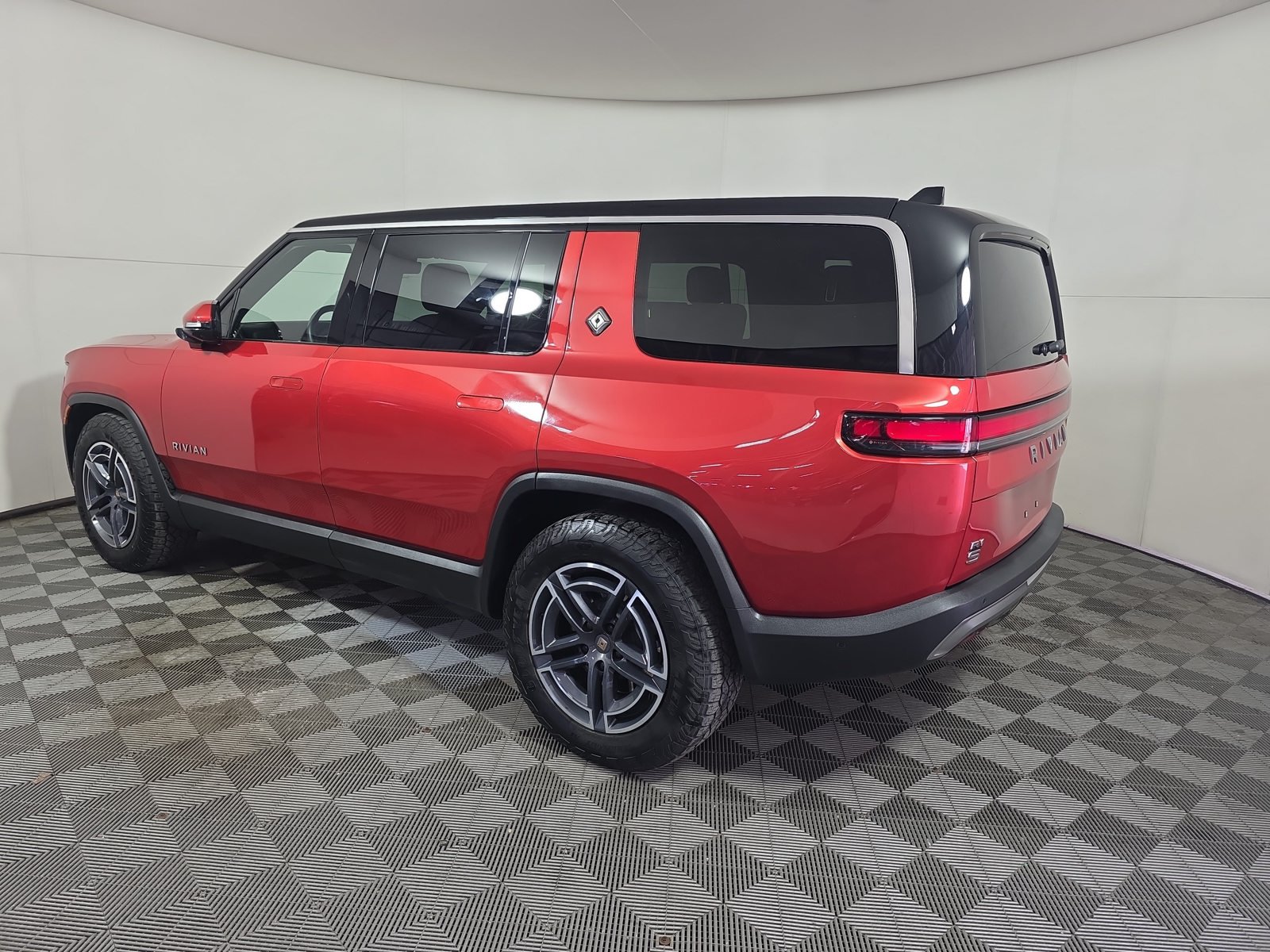 Used 2025 Rivian R1S Adventure Dual AWD/4WD image 3