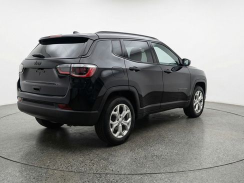 Used 2025 Jeep Compass Latitude AWD/4WD image 9