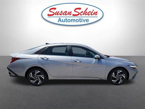 Used 2025 Hyundai Elantra SEL FWD image 22