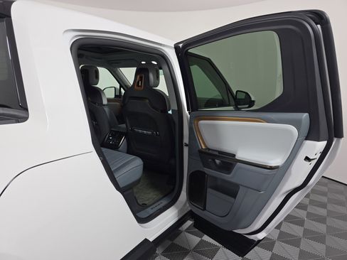 Used 2025 Rivian R1T Premium AWD/4WD image 19