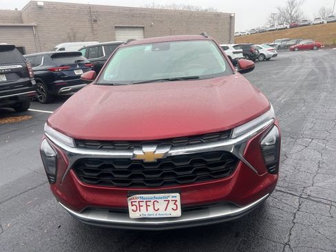 Used 2025 Chevrolet Trax LT w/ LT Convenience Package image 2