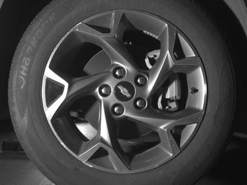Used 2025 Chevrolet Trax LT FWD image 13