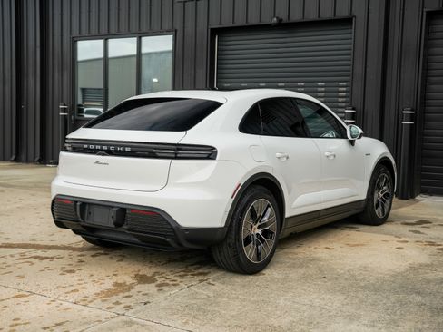 Certified 2025 Porsche Macan Electric image 10