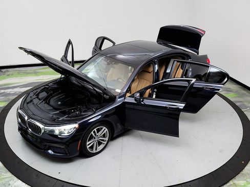 Used 2017 BMW 740i image 38