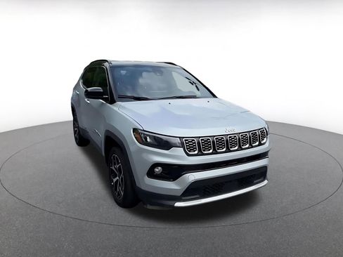 Used 2025 Jeep Compass Limited AWD/4WD image 3