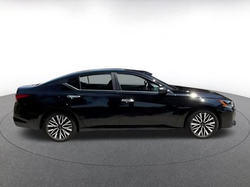 Used 2025 Nissan Altima 2.5 SV FWD image 16