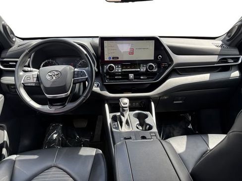 Used 2023 Toyota Highlander XSE FWD image 14