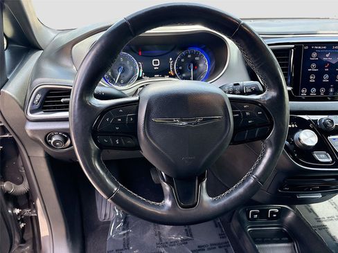 Used 2020 Chrysler Pacifica Touring-L Plus w/ S Appearance Package FWD image 11