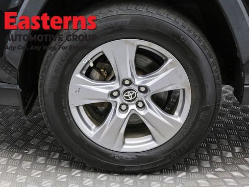 Used 2022 Toyota RAV4 LE AWD/4WD image 32