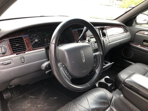 Used 2011 Lincoln Town Car Executive image 21
