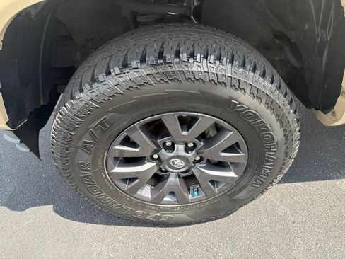 Used 2020 Toyota Tacoma SR5 AWD/4WD image 12