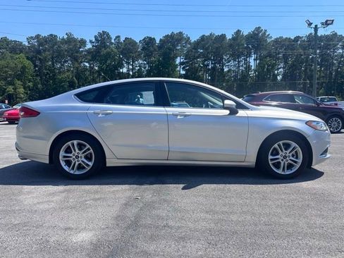 Used 2018 Ford Fusion SE w/ Fusion SE Technology Package FWD image 9