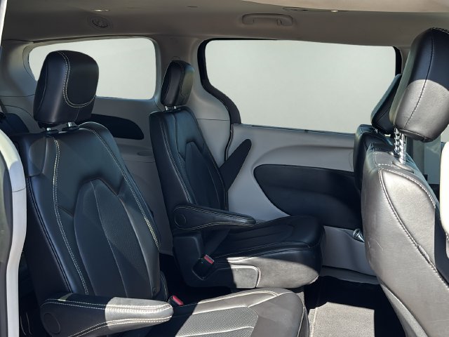 Used 2024 Chrysler Pacifica Touring-L FWD image 11