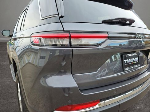 Used 2023 Jeep Grand Cherokee Limited image 36