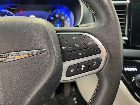 Used 2024 Chrysler Pacifica Touring-L FWD image 21