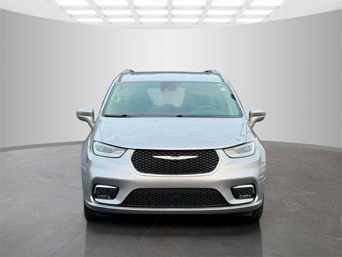 Used 2021 Chrysler Pacifica Touring w/ Uconnect Theater Family Group image 8