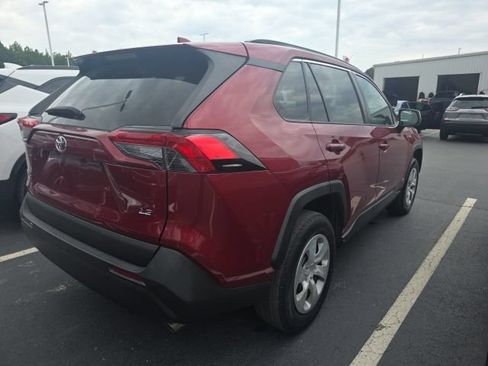 Used 2019 Toyota RAV4 LE FWD image 4