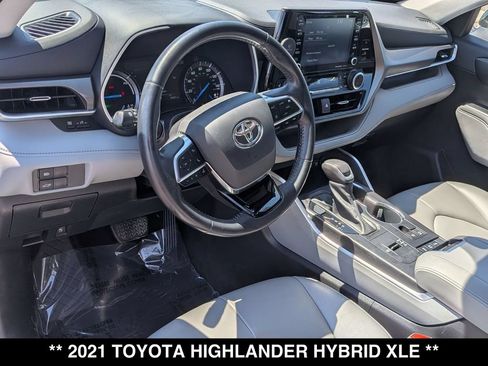 Used 2021 Toyota Highlander XLE AWD/4WD image 2