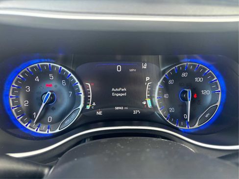 Used 2023 Chrysler Pacifica Touring-L image 17