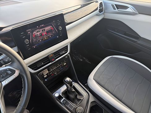 Used 2025 Volkswagen Taos SE image 17