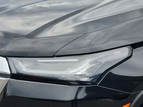 Used 2023 Chevrolet Traverse LS FWD image 9