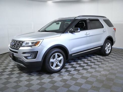 Used 2017 Ford Explorer XLT w/ Equipment Group 202A AWD/4WD image 5