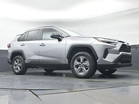 Certified 2025 Toyota RAV4 LE AWD/4WD image 31