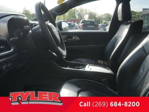 Used 2023 Chrysler Pacifica Limited w/ Uconnect Theater Family Group FWD image 36