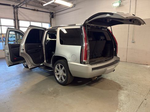 Used 2010 Cadillac Escalade Luxury AWD/4WD image 10