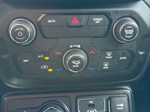 Used 2020 Jeep Renegade Latitude AWD/4WD image 22