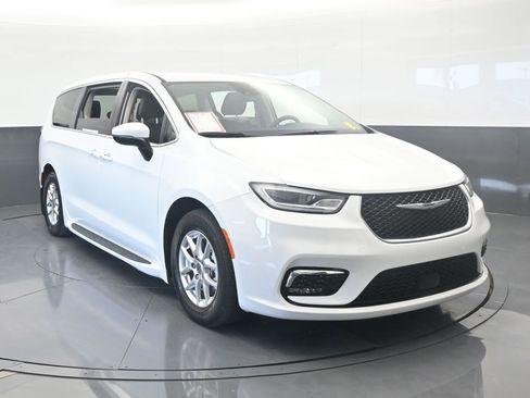 Used 2023 Chrysler Pacifica Touring-L image 9